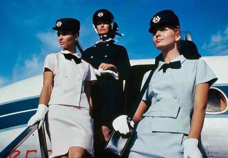 Tres azafatas de Air France con los conjuntos Balenciaga de 1969, traje marino de invierno entre un conjunto blanco y otro azul claro de verano