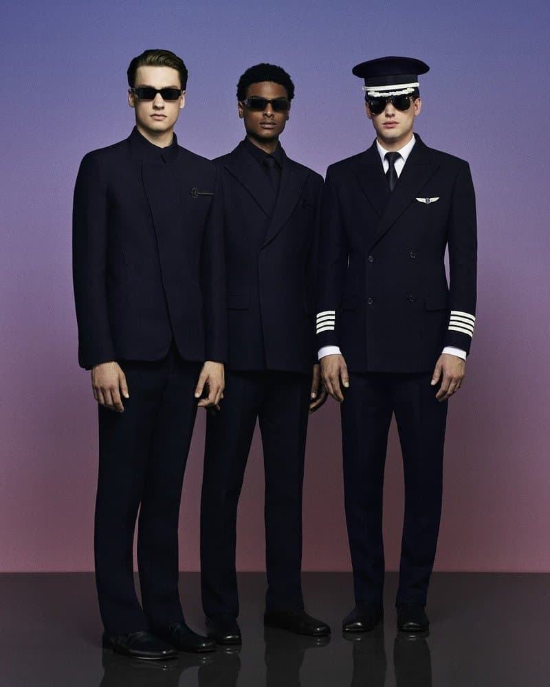 Tres looks de Riyadh Air por Mohammed Ashi, sastrería azul marino, gorra de piloto y galones dorados en la manga