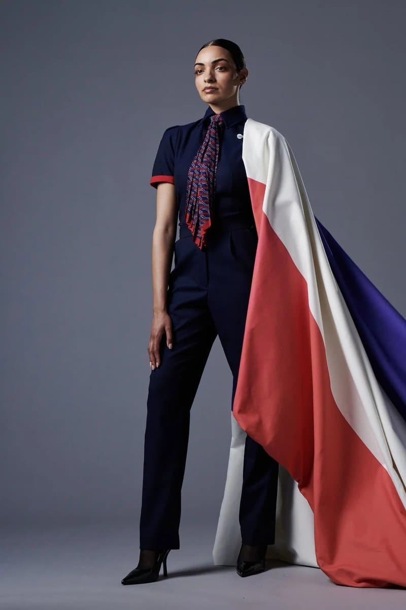 Mono de tripulación de cabina de British Airways por Ozwald Boateng, con un largo drapeado rojo, blanco y azul