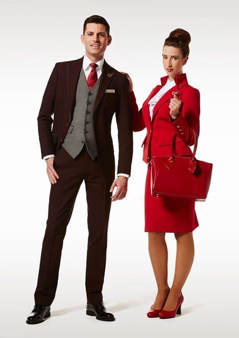 Tripulación de Virgin Atlantic con el uniforme de Vivienne Westwood de 2014, traje rojo para ellas, tres piezas burdeos para ellos