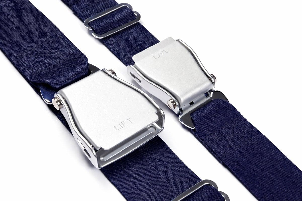 Deux ceintures d'avion TRANSATLANTIC bleu marine côte à côte : la boucle Authentic de 48 mm à gauche, la Slim de 38 mm à droite