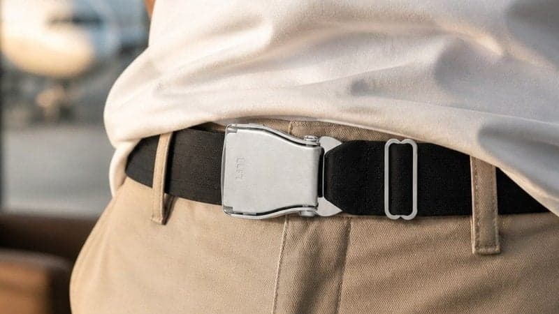 Ceinture d'avion POLAR noire portée avec un chino beige et un tee-shirt blanc