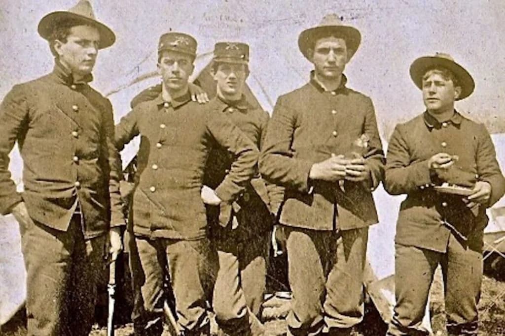 Fünf amerikanische Soldaten vor einem Zelt in den ersten Chinos, kolorierte Archivaufnahme