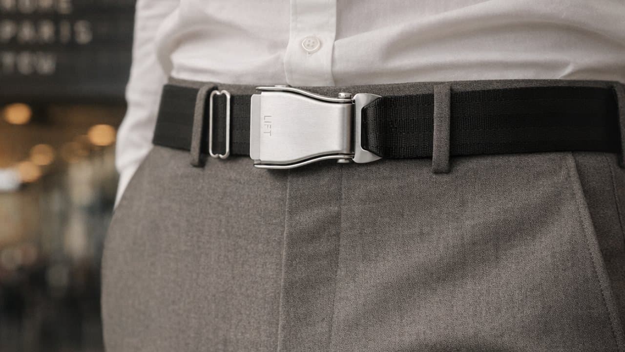 Schwarzer POLAR-Flugzeug-Gürtel an grauer Flanellhose mit weißem Hemd